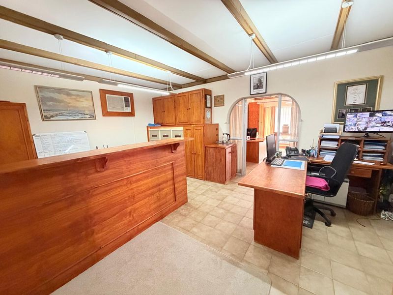 Spacious Flimieda Home: Six Bedrooms, Business Offices & Solar Power. - Photo 10