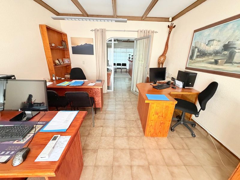 Spacious Flimieda Home: Six Bedrooms, Business Offices & Solar Power. - Photo 8