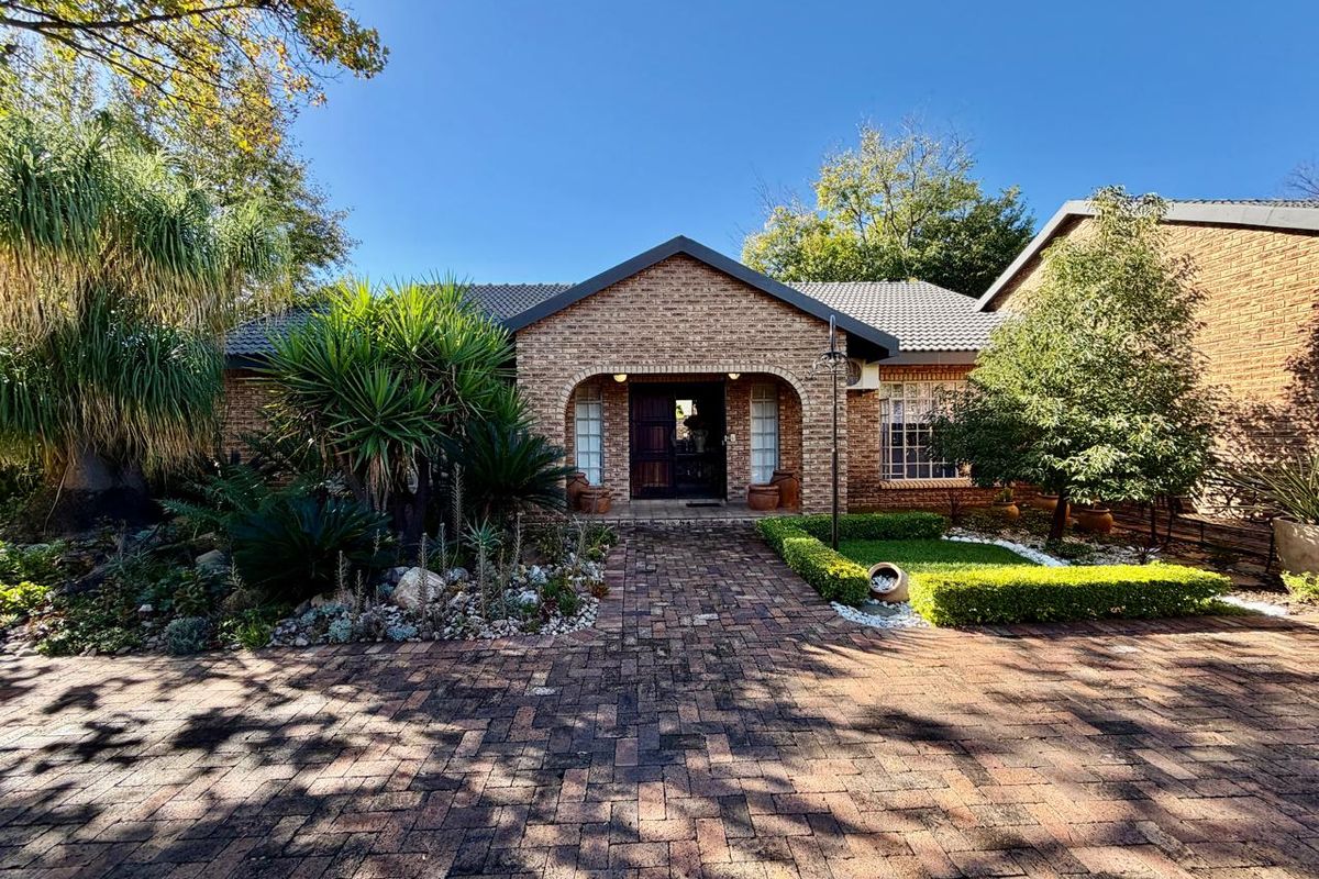 Spacious Flimieda Home: Six Bedrooms, Business Offices & Solar Power. - Photo 3