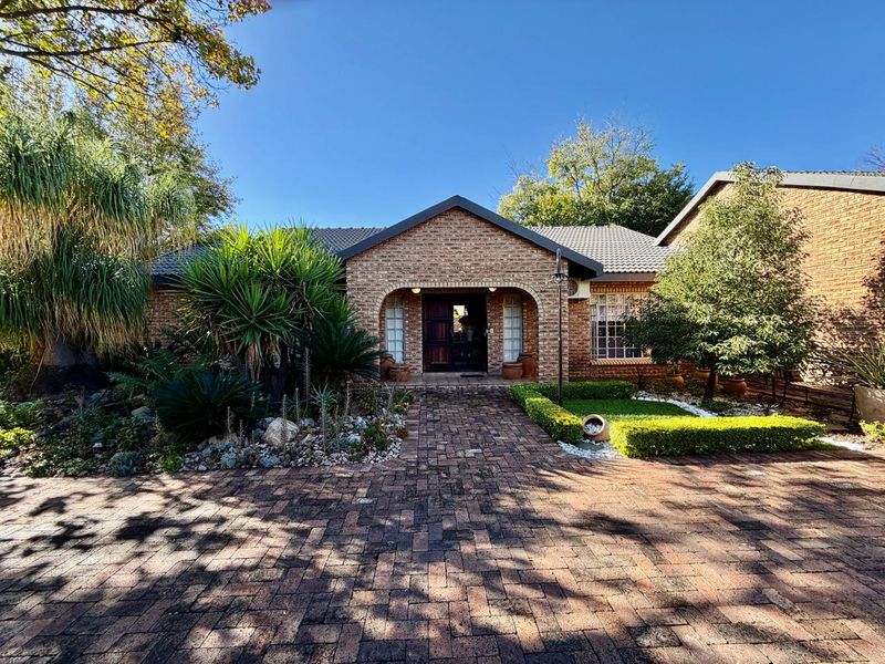 Spacious Flimieda Home: Six Bedrooms, Business Offices & Solar Power. - Photo 3