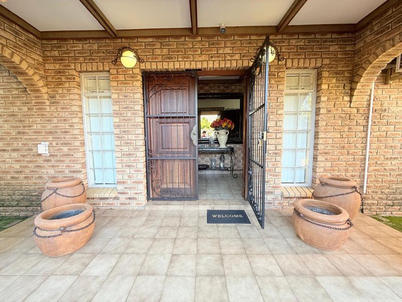 Spacious Flimieda Home: Six Bedrooms, Business Offices & Solar Power. - Photo 4