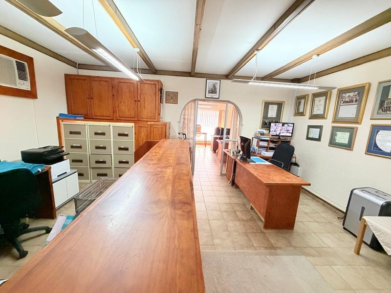 Spacious Flimieda Home: Six Bedrooms, Business Offices & Solar Power. - Photo 6