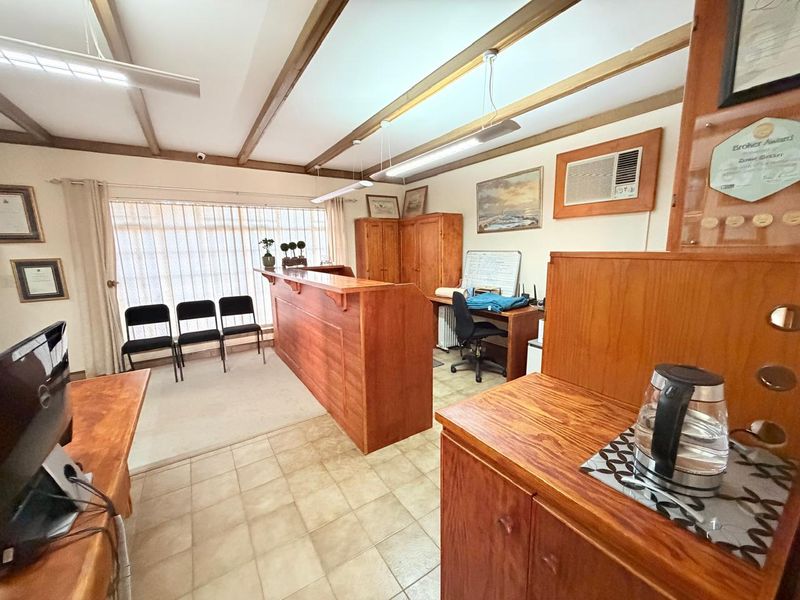 Spacious Flimieda Home: Six Bedrooms, Business Offices & Solar Power. - Photo 7