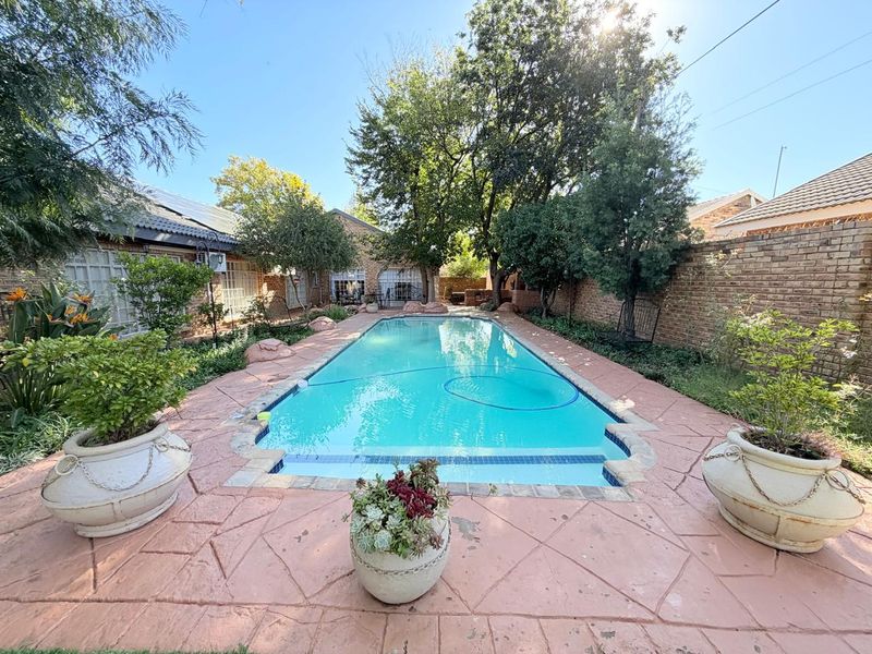 Spacious Flimieda Home: Six Bedrooms, Business Offices & Solar Power. - Photo 1