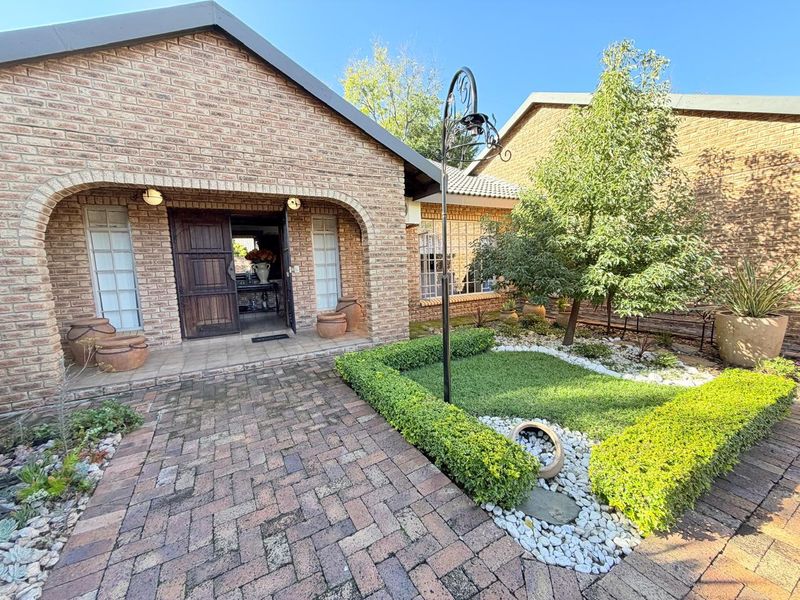Spacious Flimieda Home: Six Bedrooms, Business Offices & Solar Power. - Photo 2
