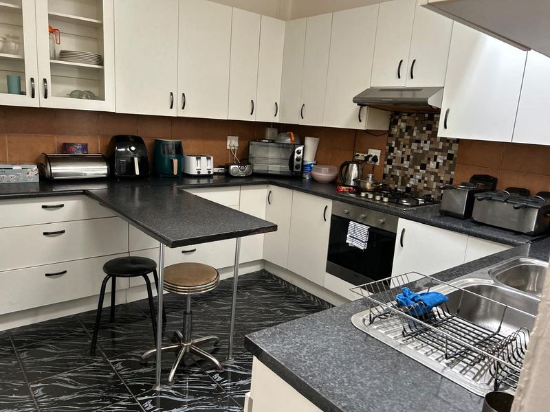Woodstock Charmer: Practical, light filled home - Photo 9