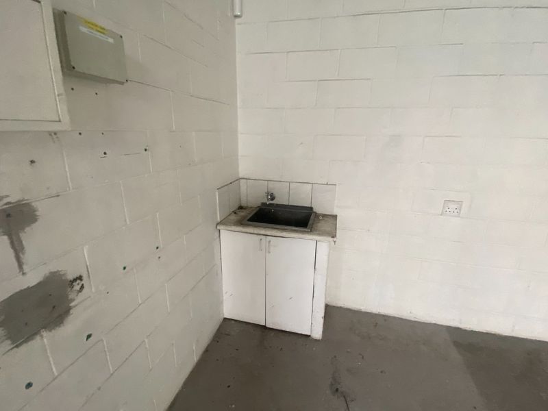 450m2 Retail Industrial Space to Let  - Photo 4