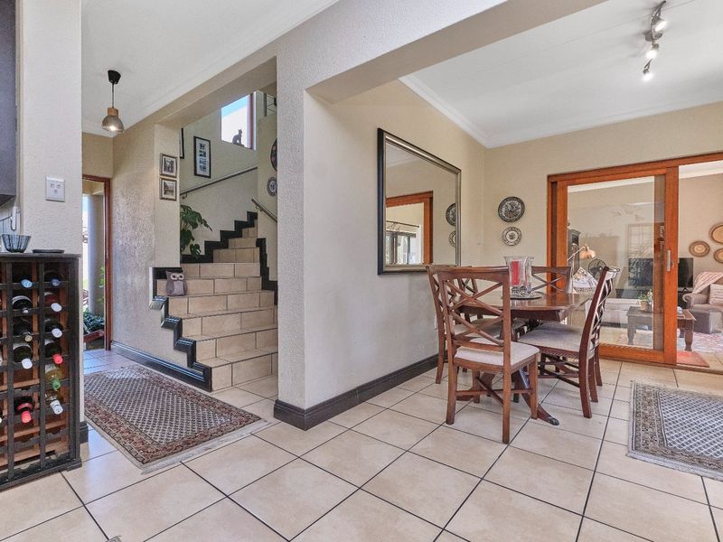 UPMARKET, MOVE-IN READY, DOUBLE-STOREY, 4 BEDROOM, CLUSTER OFFERING PURE CLASS IN RANDPARK RIDGE. This beautiful move-in ready property has it all! - Photo 8