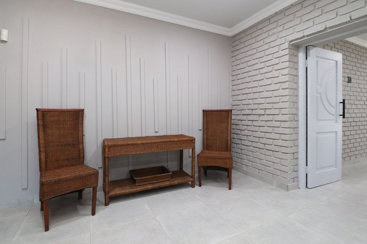 Exceptionally Spacious, Newly Upgraded 5-Bedroom Home – Ideal for a Guesthouse - Photo 5