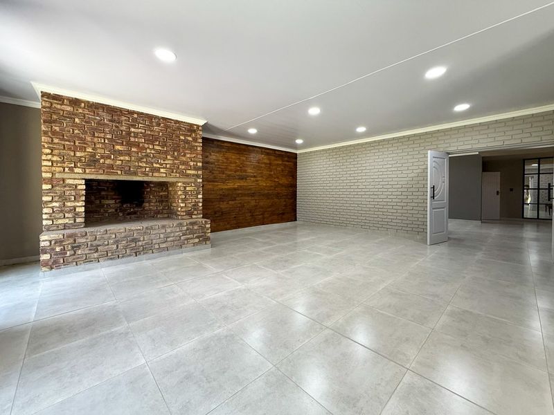 Exceptionally Spacious, Newly Upgraded 5-Bedroom Home – Ideal for a Guesthouse - Photo 7