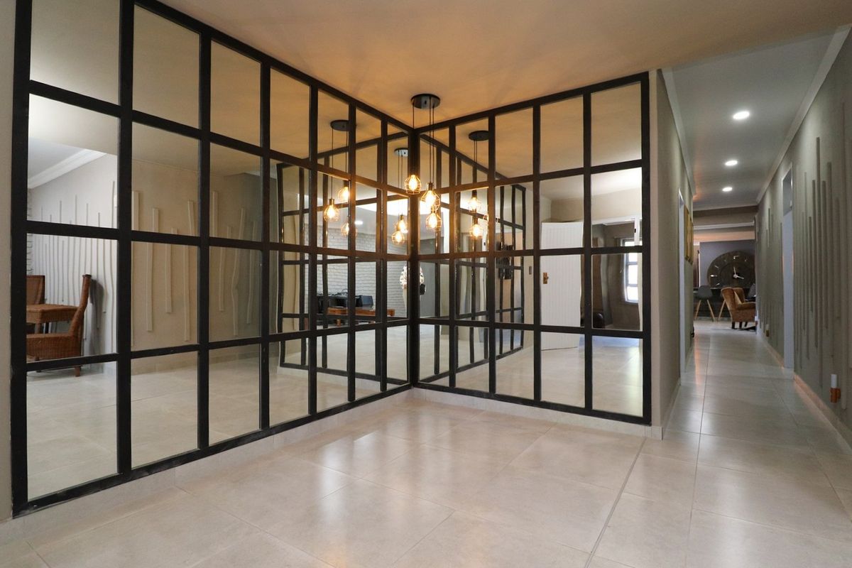 Exceptionally Spacious, Newly Upgraded 5-Bedroom Home – Ideal for a Guesthouse - Photo 3