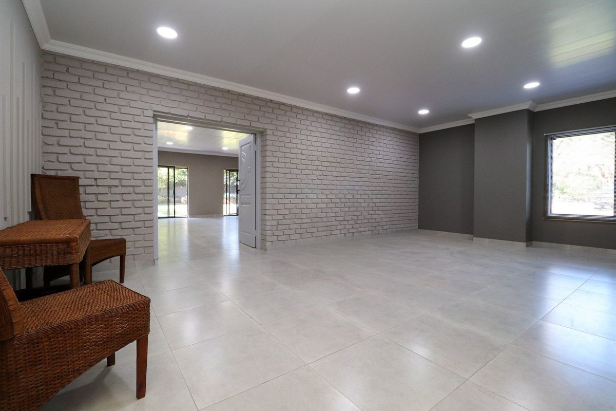 Exceptionally Spacious, Newly Upgraded 5-Bedroom Home – Ideal for a Guesthouse - Photo 4