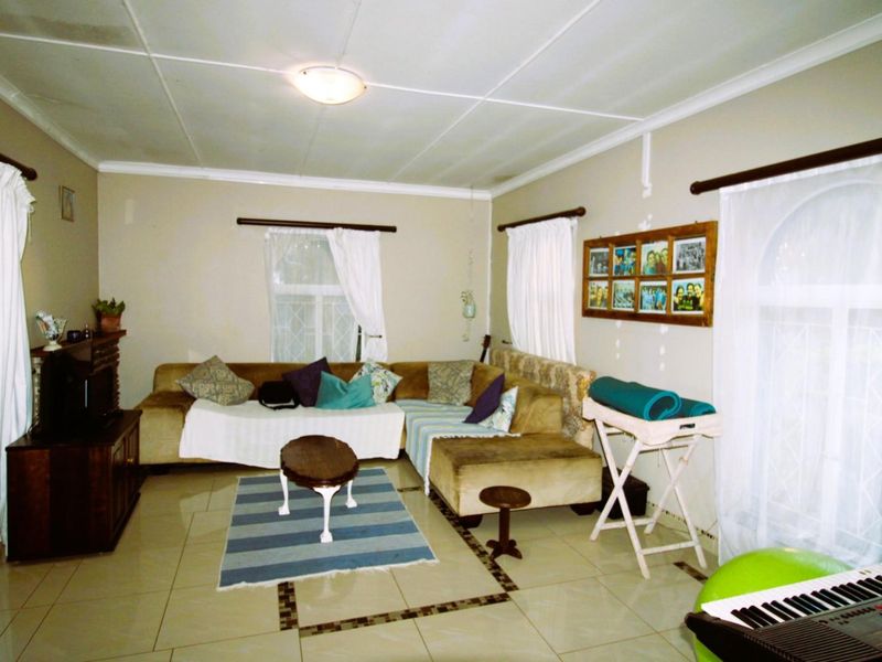 Spacious Family Home with a Thriving Income-Generating Flatlet  - Photo 4