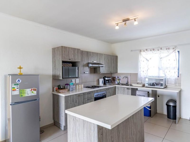 Stunning 2 Bedroom, 2 bathrooms Apartment To Rent in The West End, Carlswald, Midrand - Photo 4