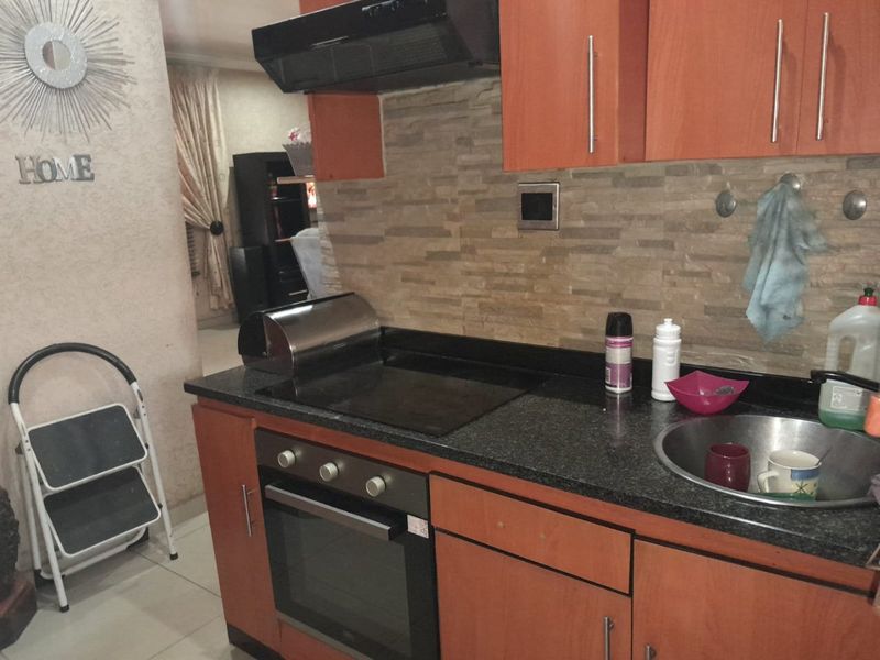 Spacious 3 bedroom home in Lotus gardens + 4 cars spaced garage - Photo 5