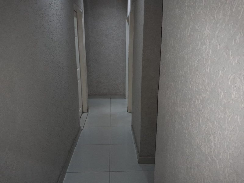 Spacious 3 bedroom home in Lotus gardens + 4 cars spaced garage - Photo 10