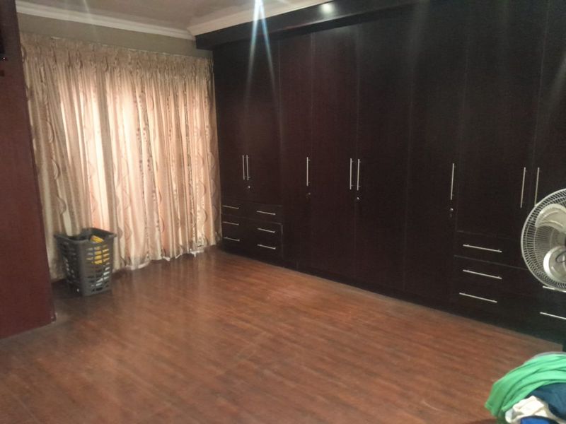 Spacious 3 bedroom home in Lotus gardens + 4 cars spaced garage - Photo 9