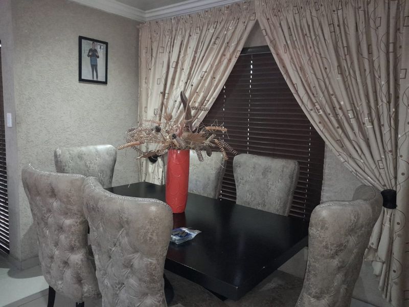 Spacious 3 bedroom home in Lotus gardens + 4 cars spaced garage - Photo 8