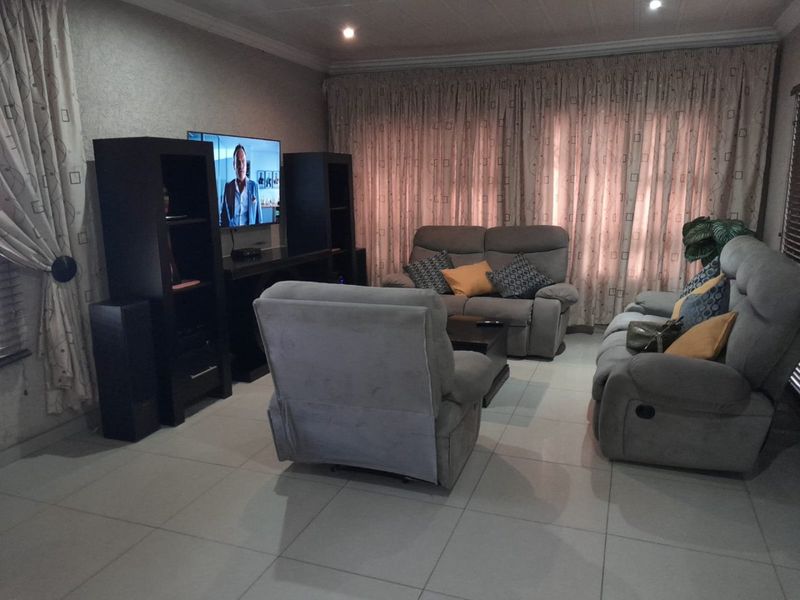 Spacious 3 bedroom home in Lotus gardens + 4 cars spaced garage - Photo 7