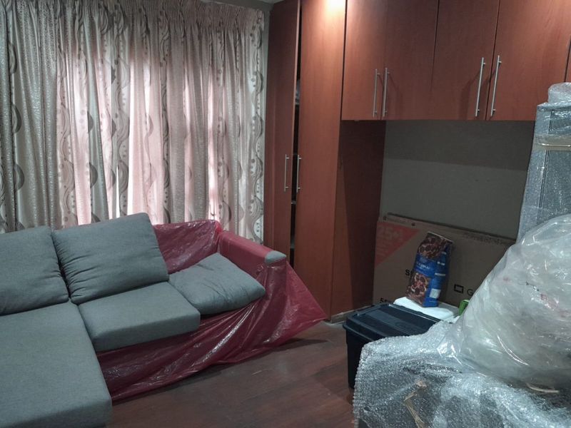 Spacious 3 bedroom home in Lotus gardens + 4 cars spaced garage - Photo 6
