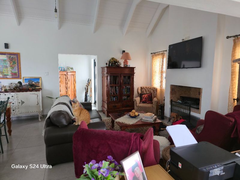 Three Bedroom Home in Secure Private Estate - Photo 6