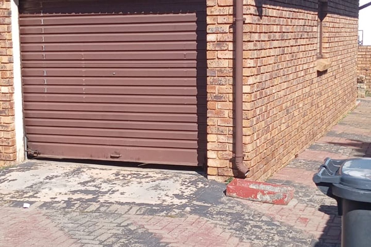 Spacious 3 bedroom home in Lotus gardens + 1 garage + 1 carpot - Photo 2