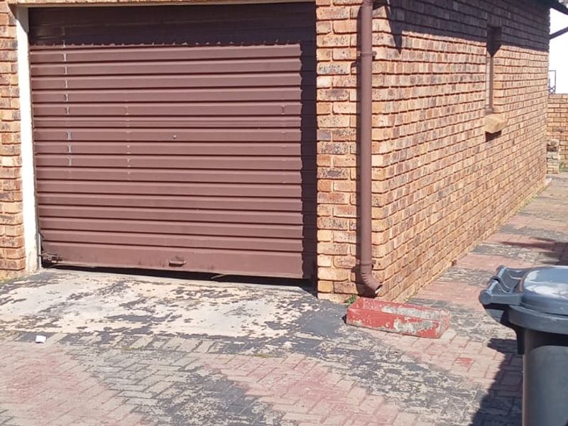 Spacious 3 bedroom home in Lotus gardens + 1 garage + 1 carpot - Photo 2
