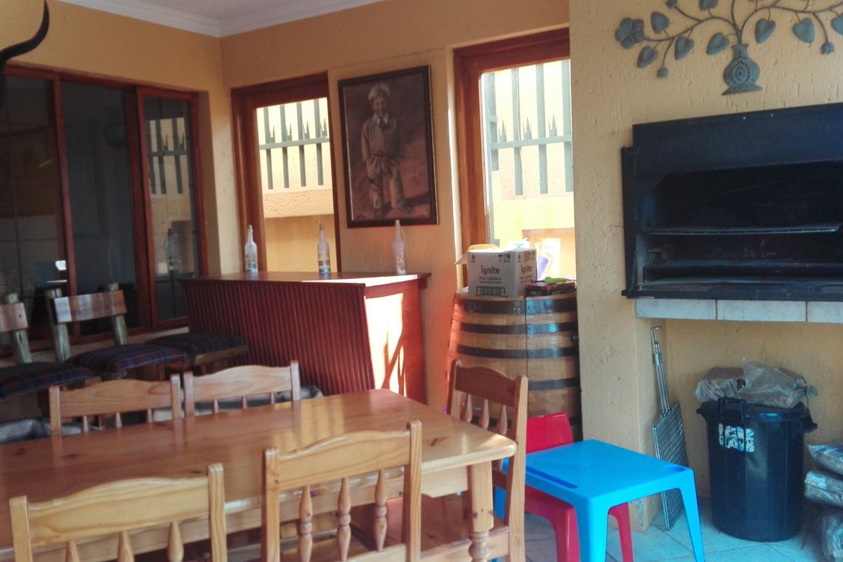 3 Bedrooms, 2 bathrooms, double garage, Servants Qyr's - Photo 5