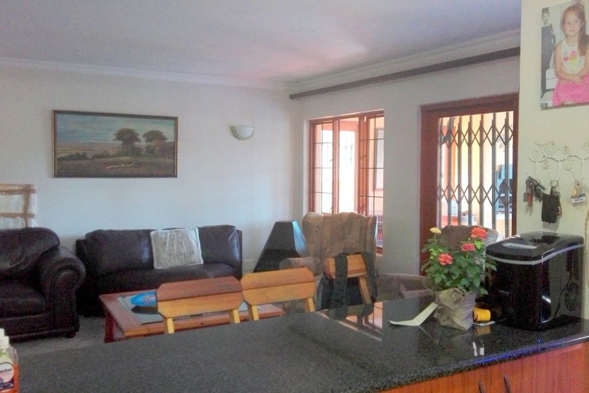 3 Bedrooms, 2 bathrooms, double garage, Servants Qyr's - Photo 4