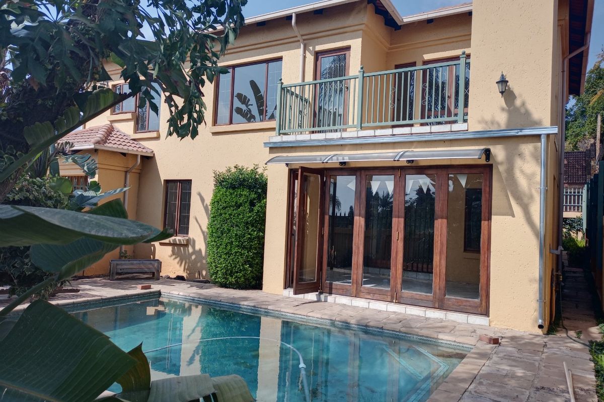 3 Bedrooms, 2 bathrooms, double garage, Servants Qyr's - Photo 2
