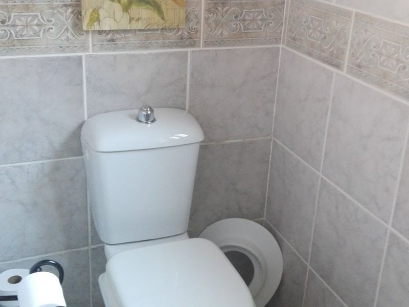 3 Bedrooms, 2 bathrooms, double garage, Servants Qyr's - Photo 9