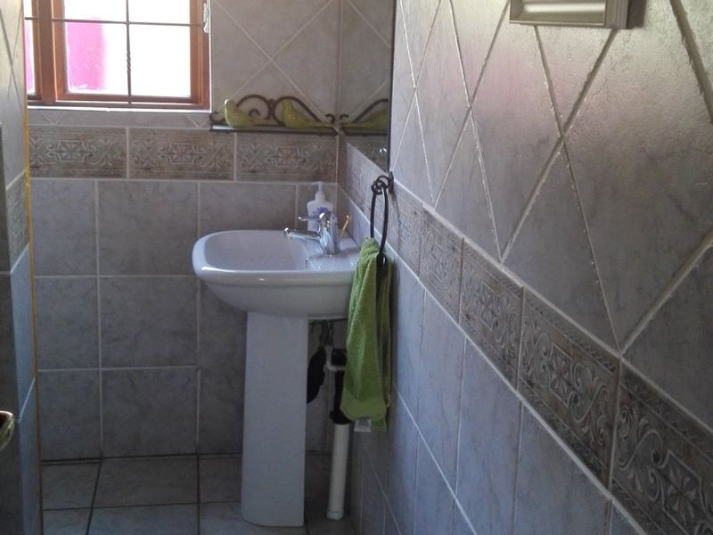 3 Bedrooms, 2 bathrooms, double garage, Servants Qyr's - Photo 8