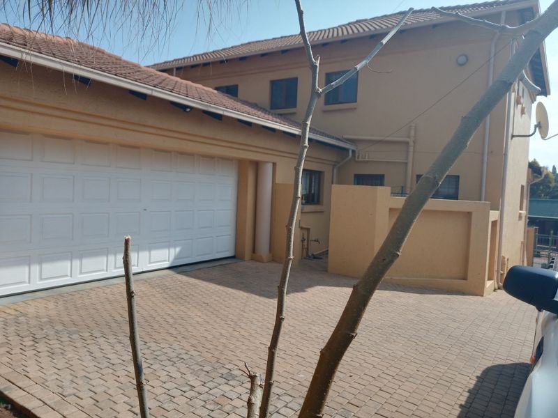 3 Bedrooms, 2 bathrooms, double garage, Servants Qyr's - Photo 7