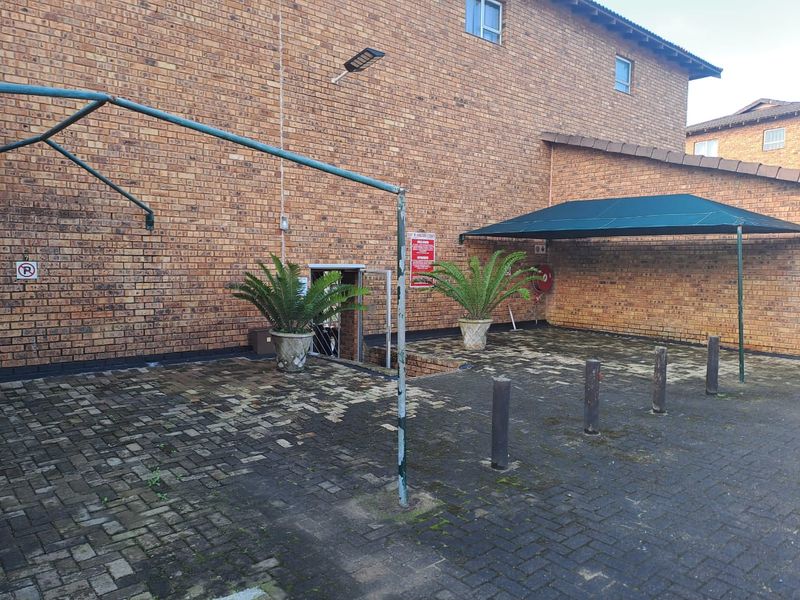 Ramsgate flat with communal pool and fibre - Photo 1