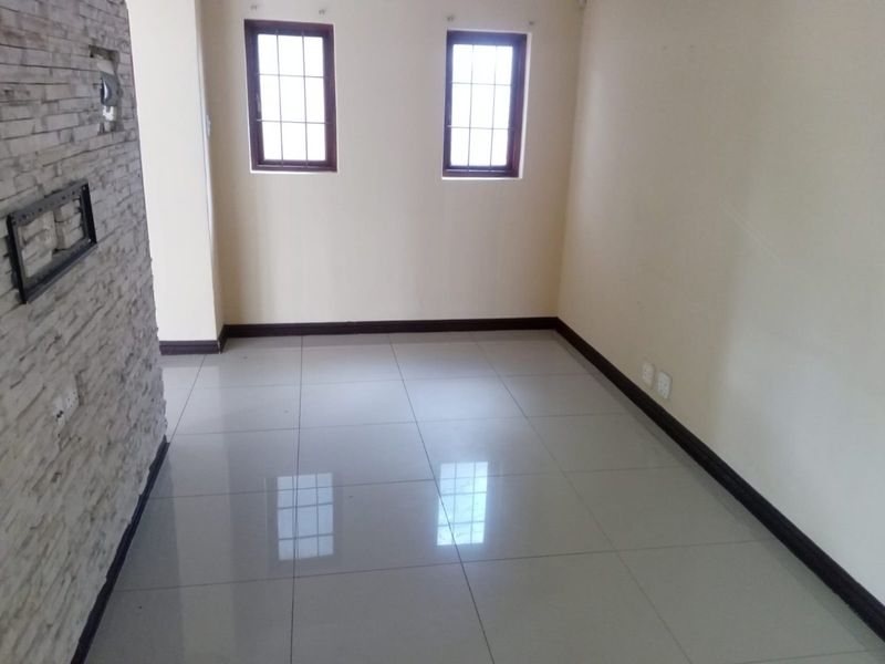 Spacious Free-Standing 2 Bedroom Home To Rent in Kyalami - Photo 8