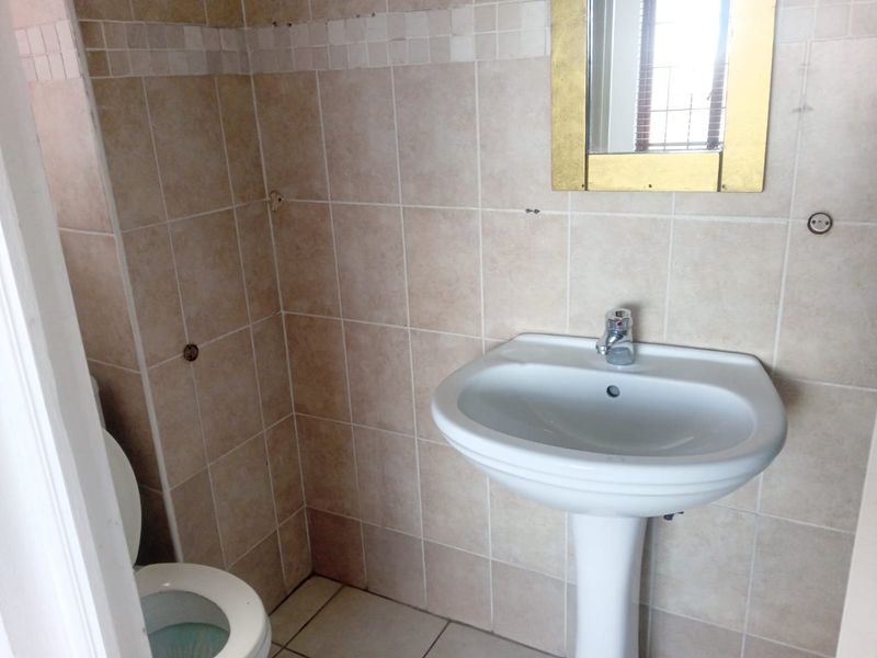 Spacious Free-Standing 2 Bedroom Home To Rent in Kyalami - Photo 7