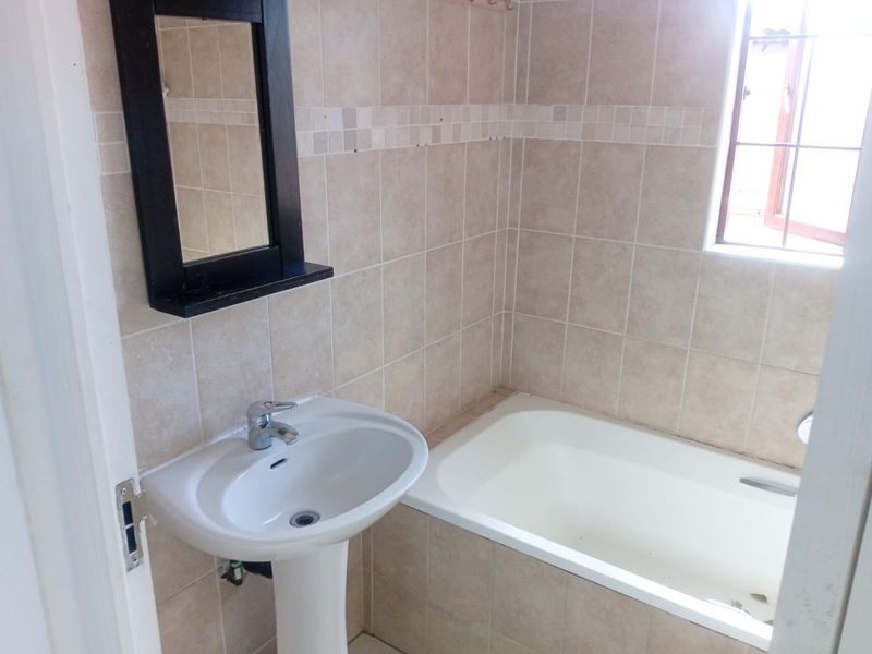Spacious Free-Standing 2 Bedroom Home To Rent in Kyalami - Photo 6