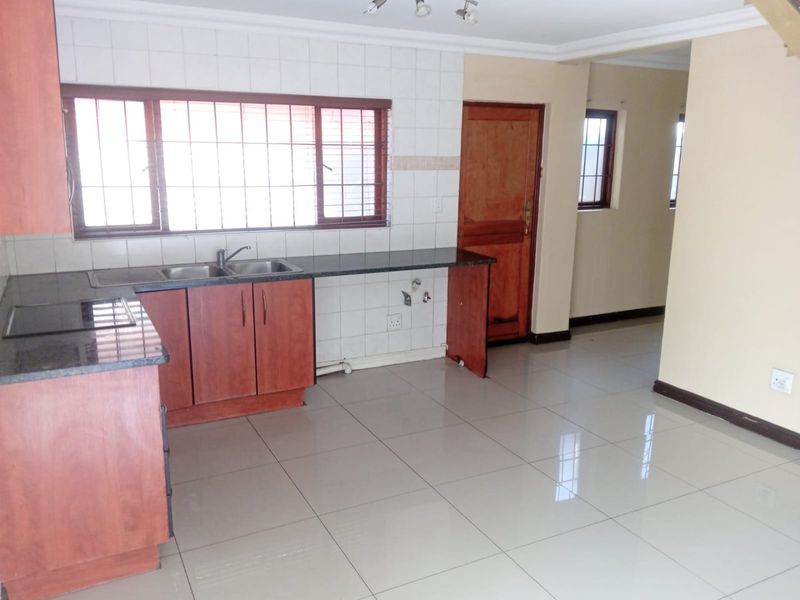 Spacious Free-Standing 2 Bedroom Home To Rent in Kyalami - Photo 3