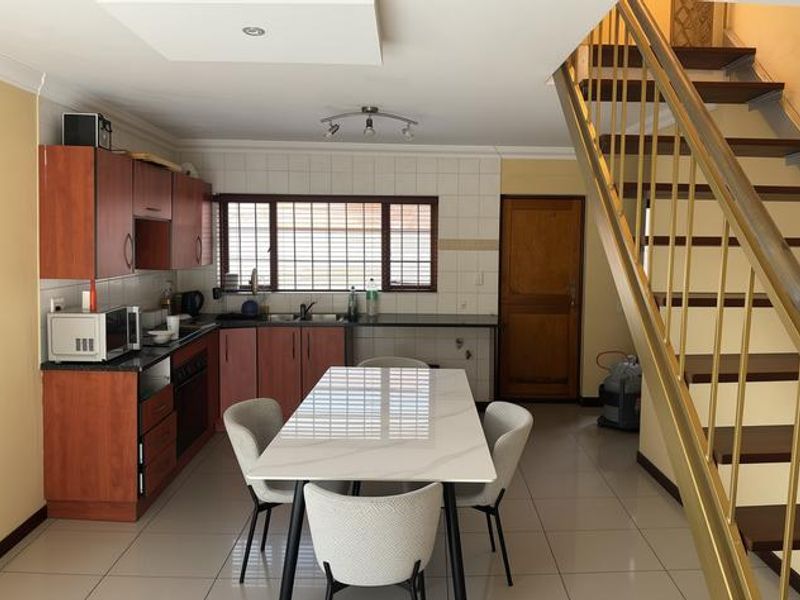 Spacious Free-Standing 2 Bedroom Home To Rent in Kyalami - Photo 2