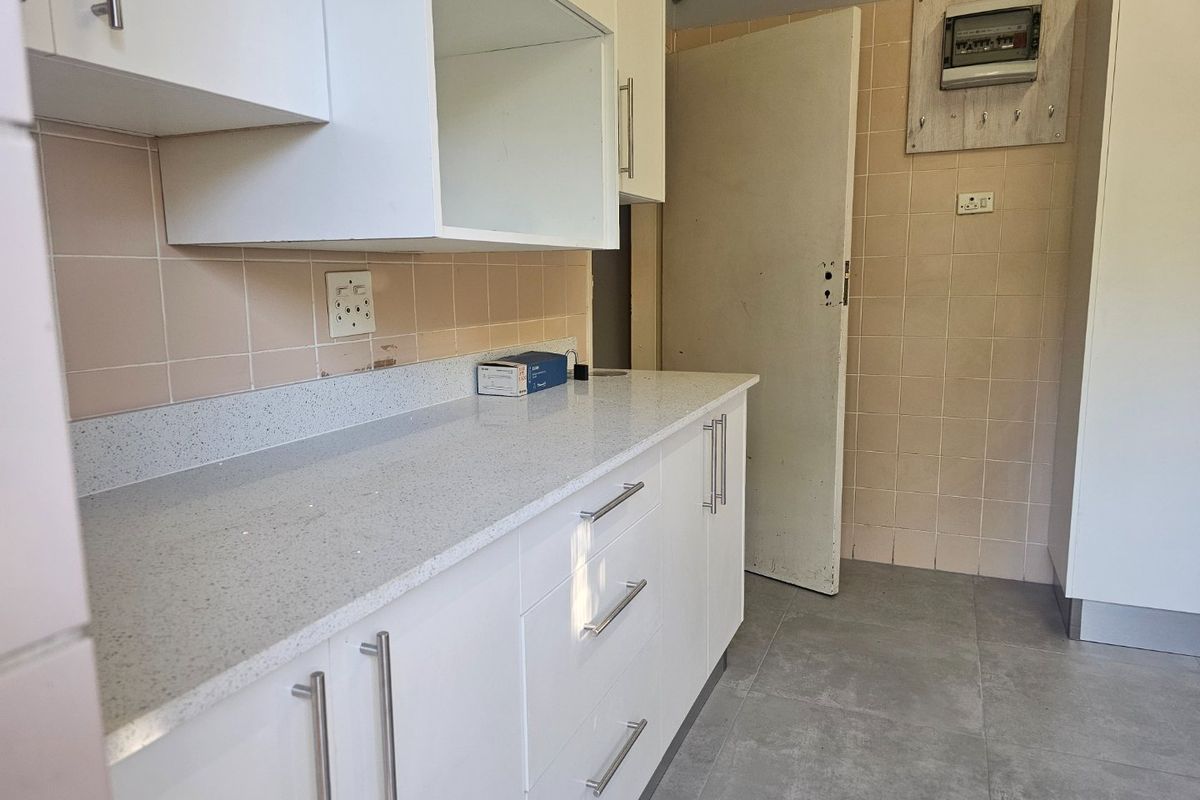 Stunning House. Can be Office or Residence. Prime Location  - Photo 5