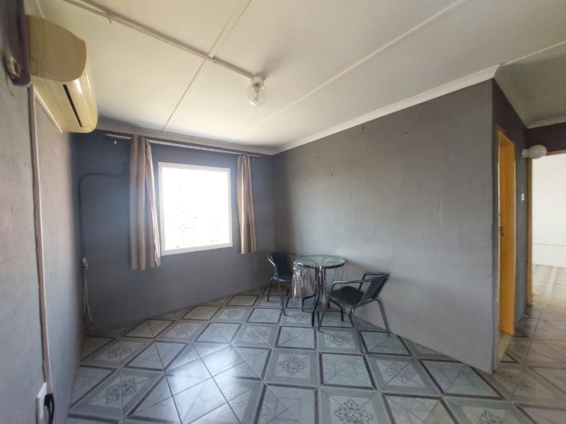 Comfortable 3 Bedroom Home To Let in Glenhills - Photo 4