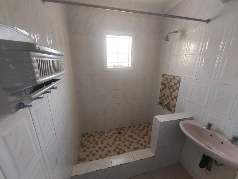 Comfortable 3 Bedroom Home To Let in Glenhills - Photo 9