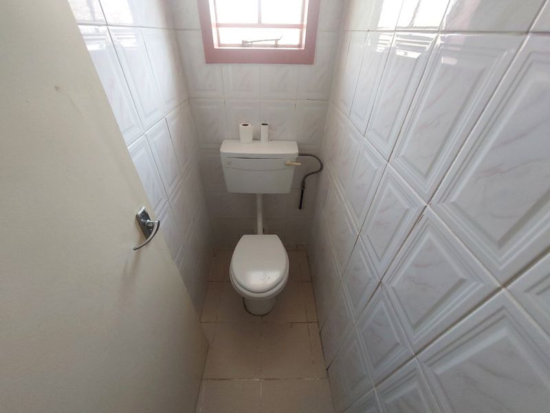 Comfortable 3 Bedroom Home To Let in Glenhills - Photo 8