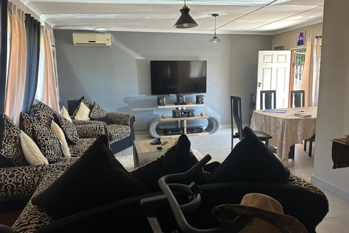Spacious Family Home with Granny Flat & Great Value! - Photo 2