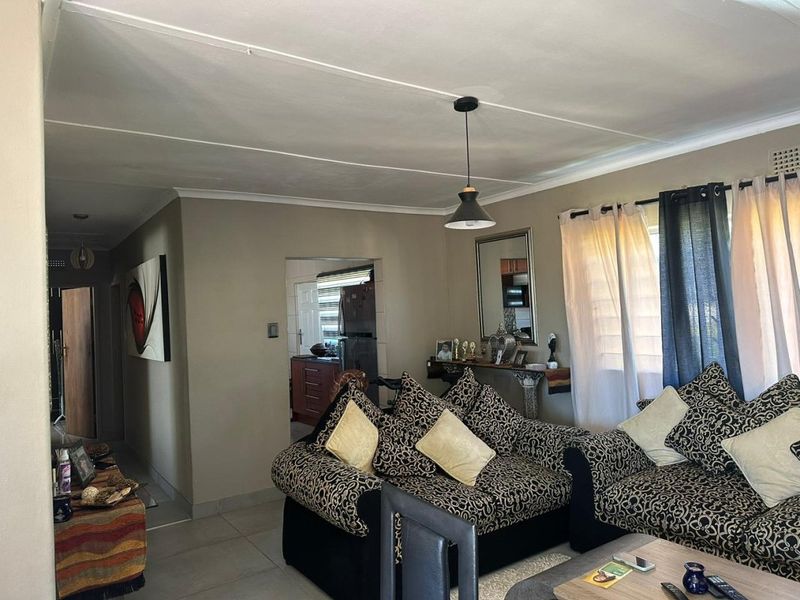 Spacious Family Home with Granny Flat & Great Value! - Photo 3