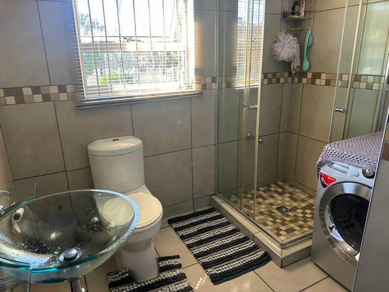 Spacious Family Home with Granny Flat & Great Value! - Photo 5