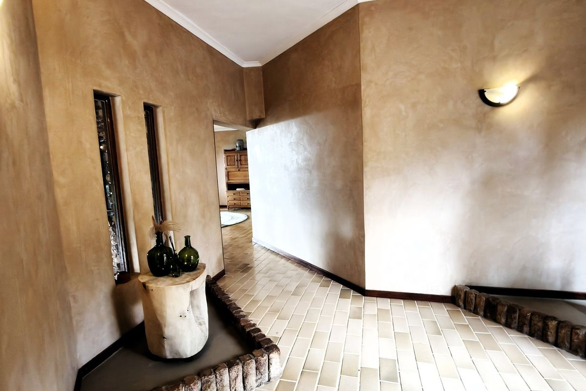Luxurious Roodepoort Home with Entertainer’s Flow - Photo 4