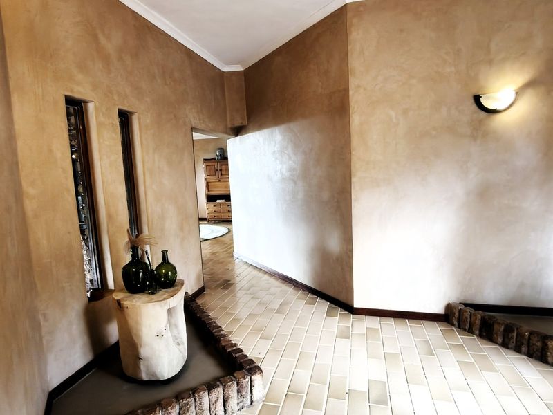 Luxurious Roodepoort Home with Entertainer’s Flow - Photo 4
