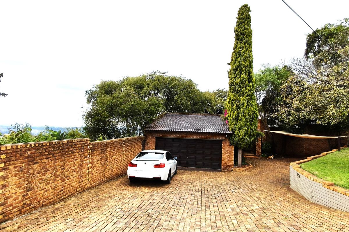 Luxurious Roodepoort Home with Entertainer’s Flow - Photo 2