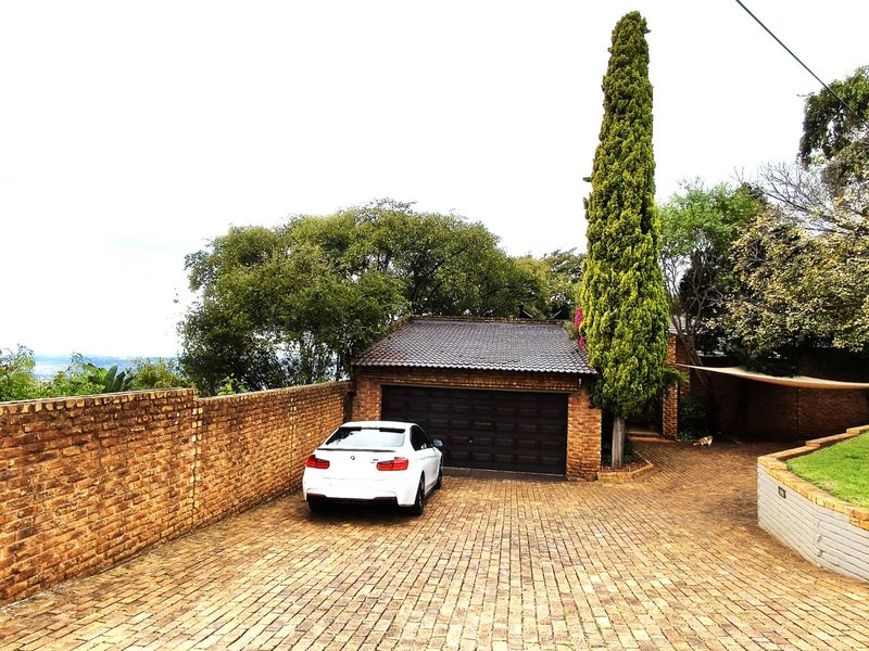 Luxurious Roodepoort Home with Entertainer’s Flow - Photo 2